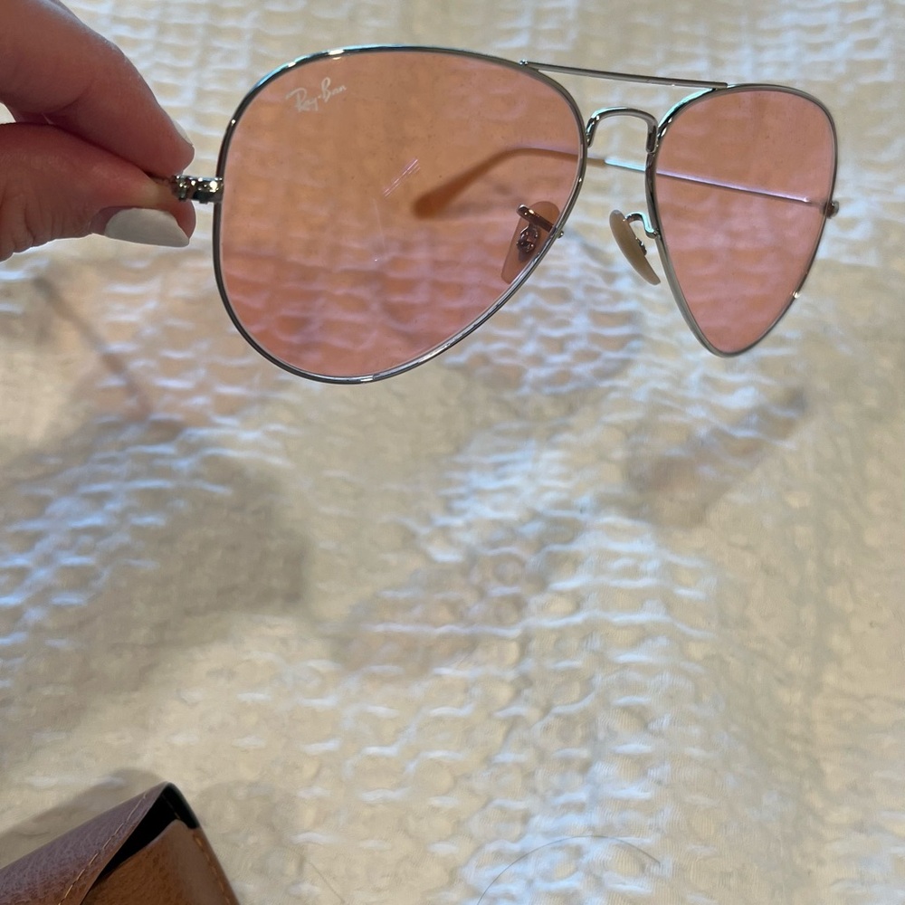 Ray-Ban Pink Silver Aviator Sunglasses 
*brand new* never worn